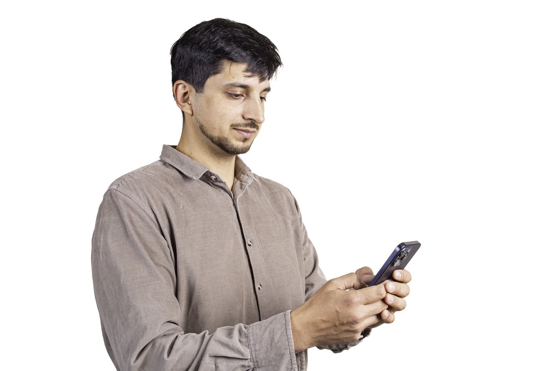 Integrante de CAPYME atendiendo una consulta desde su teléfono