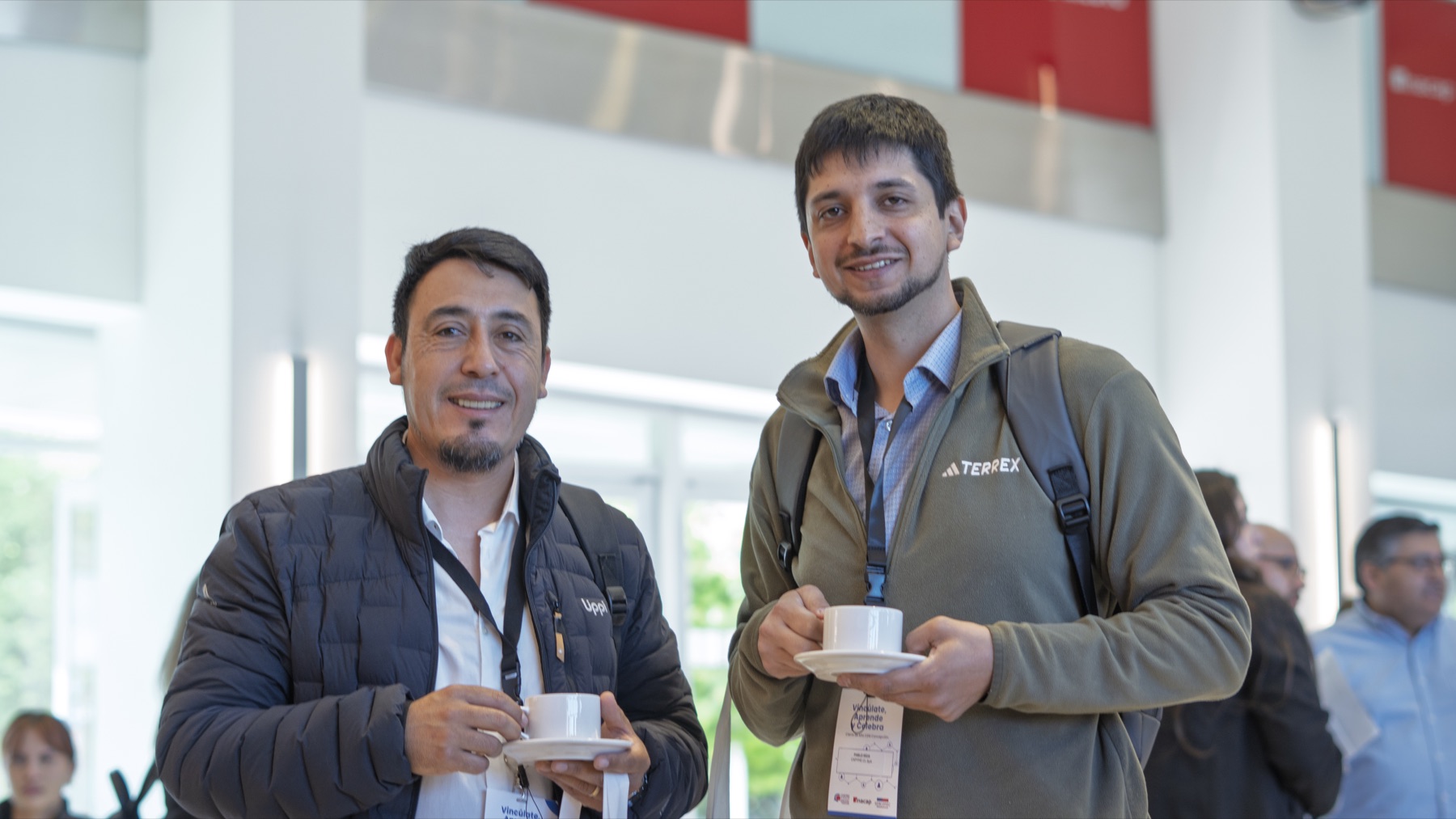 Pablo Ríos conversando con otro emprendedor durante una actividad