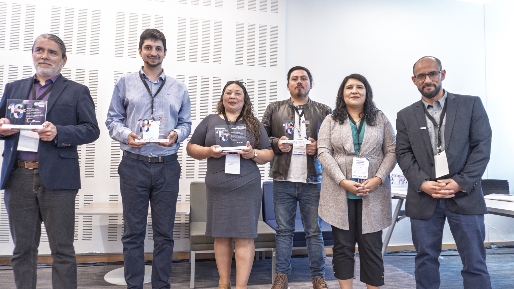 Participantes reconocidos en una actividad de emprendimiento