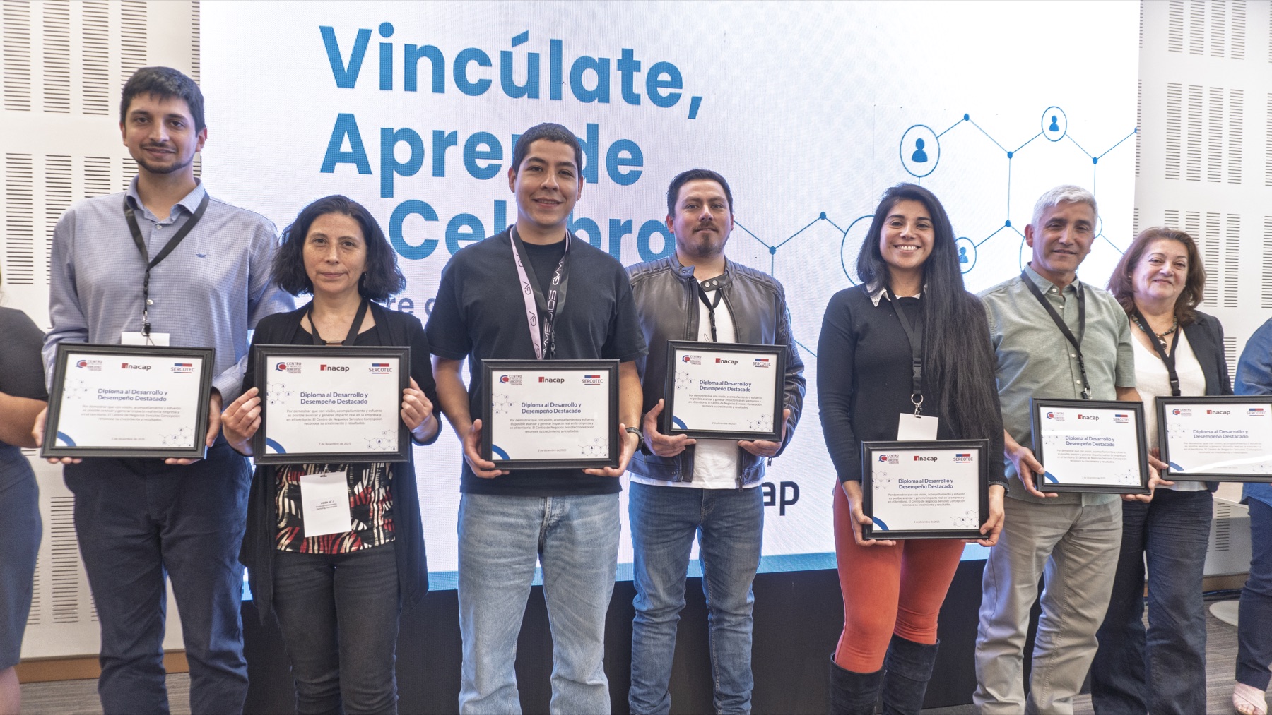Pablo Ríos y otros participantes recibiendo un reconocimiento en una actividad de emprendimiento