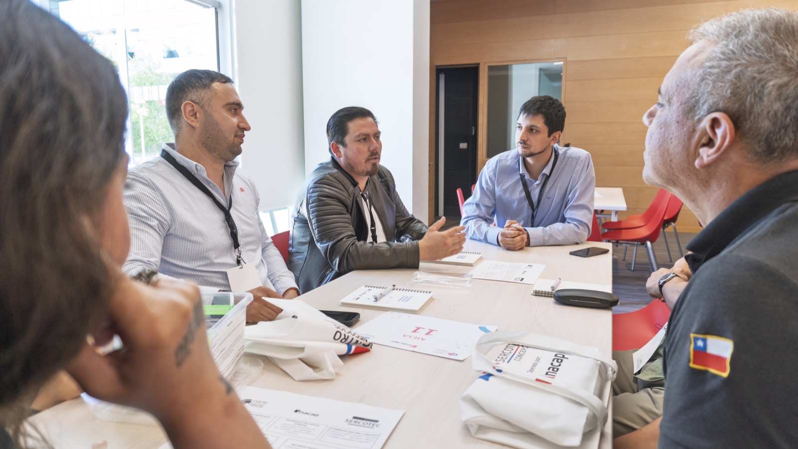 Equipo CAPYME trabajando en la oficina
